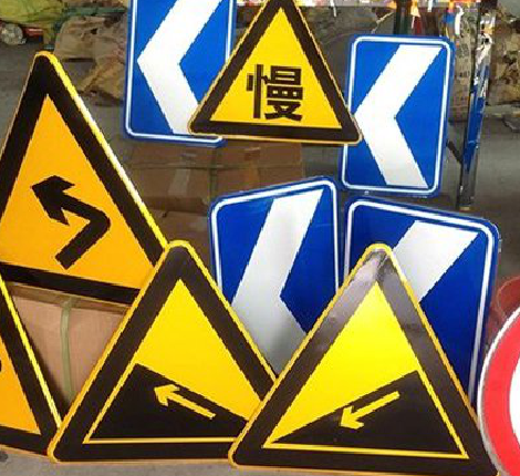 罗甸标识标牌中颜色的确定是很重要的。